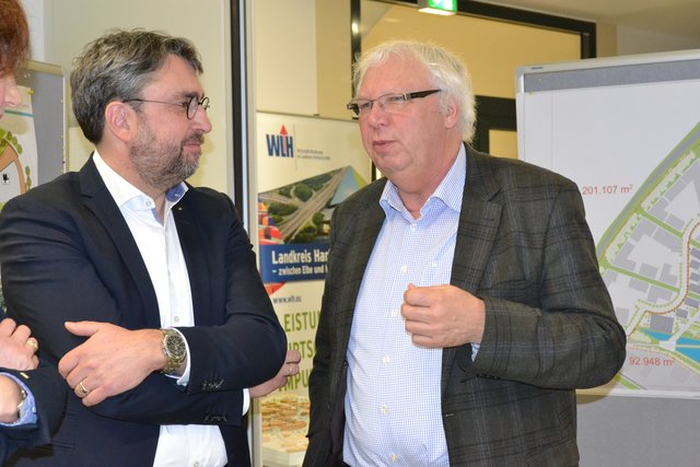 Der ehemalige WLH-Geschäftsführer Wilfried Seyer (re.) im Gespräch mit Prof. Martin Thieme-Hack von der Hochschule Osnabrück