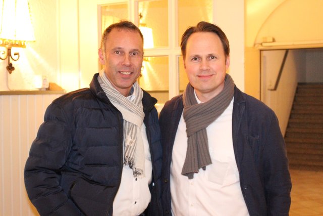 Mirco Meyer (Geschäftsführer Autohaus Meyer in Elstorf) und WOCHENBLATT Geschäftsführer Christoph Kunst