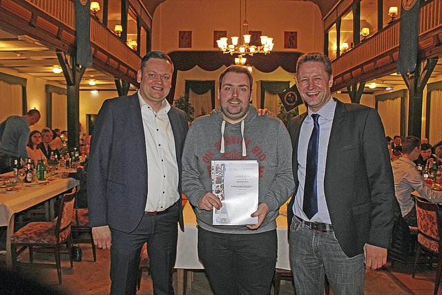 Bestanden und glücklich: Jan-Niklas Hennig freut sich mit Ulrich Tietjen (Obermeister der KFZ Innung) und Steffen Weseloh (Gesamtverkaufsleiter Renault Autohaus S+K)