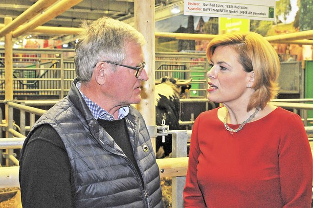 Im vertrauten Gespräch in Berlin: Landwirt Hermann Maack und Bundeslandwirtschaftsministerin Julia Klöckner