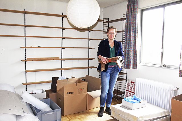 Umzugs-Chaos: Geschäftsführerin Carina Meyer packt für den Umzug des 
Fertighauses Foto: as