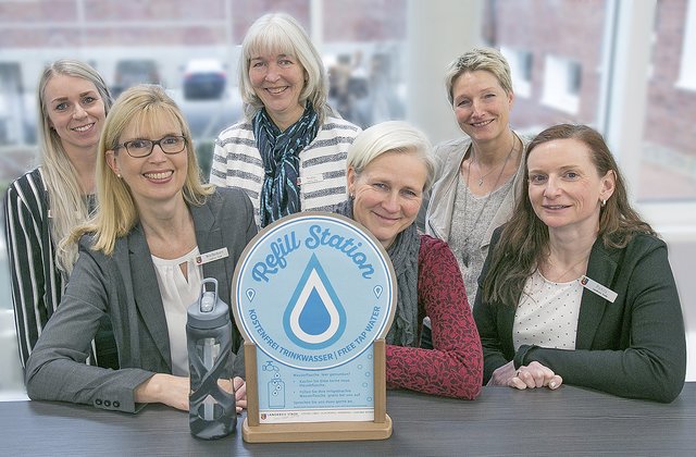 Freuen sich über die „Refill Station“ im Kreishaus (v. li.): Maria Gladrow (Servicepunkt), Birgit Weißenborn (Planungsamt), Kirsten Ninaber (Servicepunkt), Susanne Koopmann (Refill Stade), Sabine Kiehl (Abfallberaterin) und Umweltdezernentin Madeleine Pönitz. Fotos: lt/Landkreis Stade