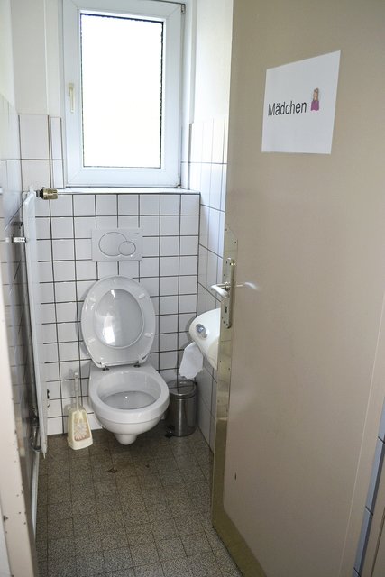 Die Toiletten haben kein Waschbecken