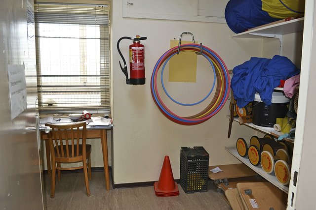 Jeder Platz wird genutzt, auch der Aufsichtsraum der Lehrer