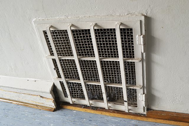 Der Lüftungsschacht in der Sporthalle