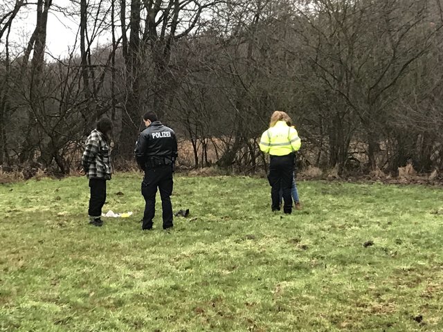 Polizeibeamte nahmen an der Brandstelle einen Mann fest. In welchem Zusammenhang der vermutlich Obdachlose mit dem Feuer steht, ist nicht bekannt