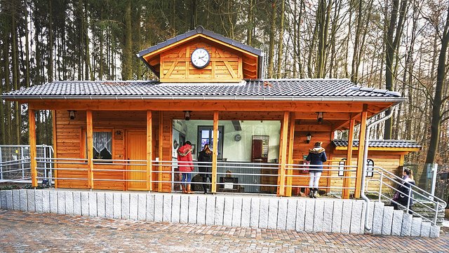 Im neuen Bahnhofsgebäude können die Frettchen durch Glasscheiben beobachtet werden