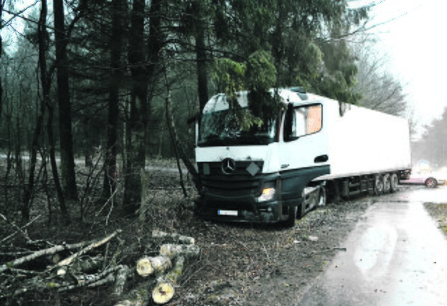 Der Sattelzug wurde bei dem Unfall erheblich beschädigt
