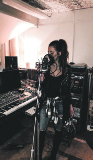 Anna bei den Aufnahmen von "Don't turn around" in einem Studio in Stockholm