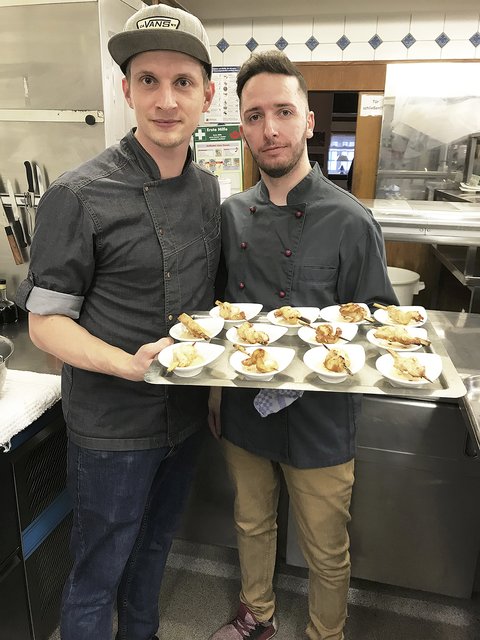 Christopher Leichsenring (li.) und Sebastian Schuster verwöhnten die Besucher mit Leckereien