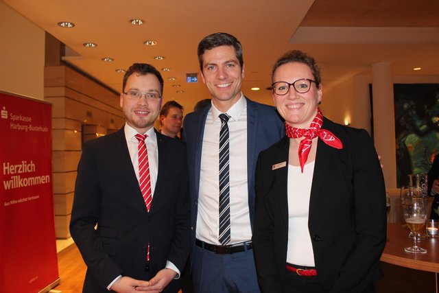 Simon- Martin Kirscht und Simon Silke-Carolin Specht mit Ingo Zamperoni