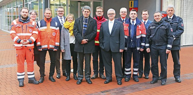 Polizei, Behörden und Hilfsorganisationen üben den Schulterschluss. Übergriffe gegen Einsatzkräfte wollen sie nicht mehr tolerieren Foto: jd