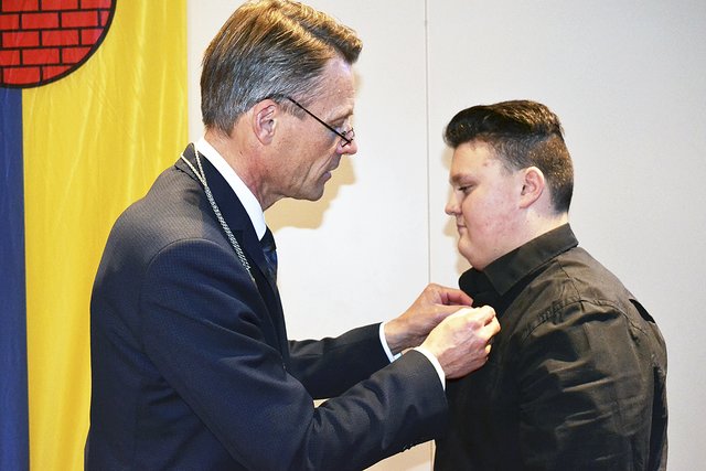 Bürgermeister Jan-Hendrik Röhse bei der Ehrung von Nick Müller