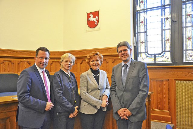 Landtagsabgeordneter Kai Seefried  (v. li.), Vizepräsidentin des Landgerichts Stade Ingrid Stelling, Ministerin Barbara Havliza und Oberstaatsanwalt Hartmut Nitz Foto: sc