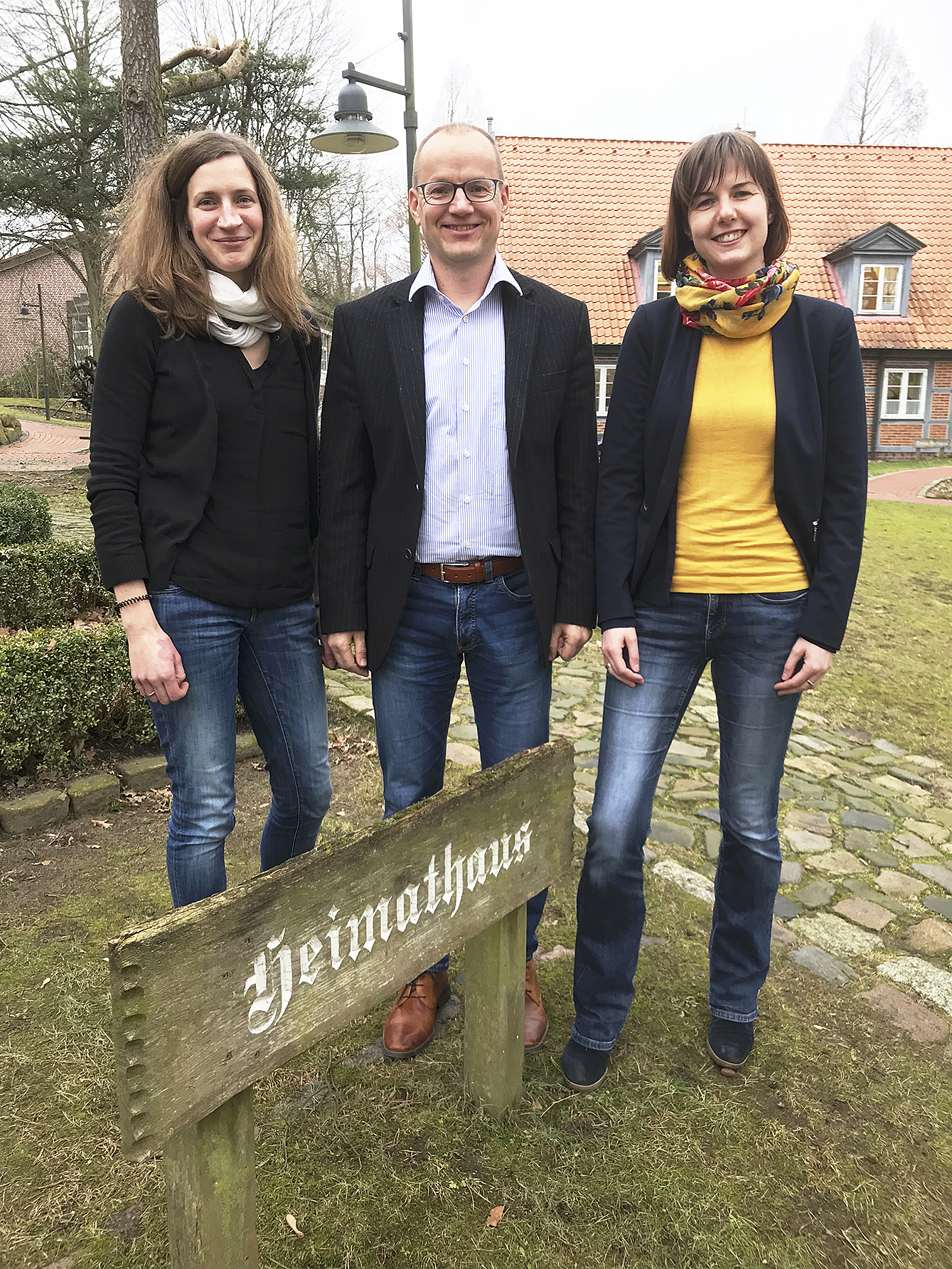Jesteburgs Gemeindedirektor Henning Oertzen stellte gemeinsam mit den CIMA-Mitarbeiterinnen Petra Bammann (li.) und Regina Schroeder erste Ergebnisse vor