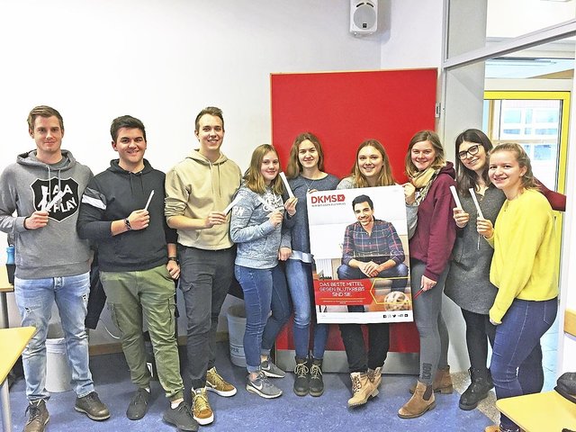 Freude über den Erfolg der Registrierungsaktion (v. li.): der ehrenamtlich für die DKMS aktive Yannik Levenhagen sowie Nico Ruschmeier, Collin Bergmann, Annika Beyer, Swenja Peick, Cora Schierenbeck, Isa von Platen, Adna Bajrovic und Charlotte Panzer von der Schülervertretung