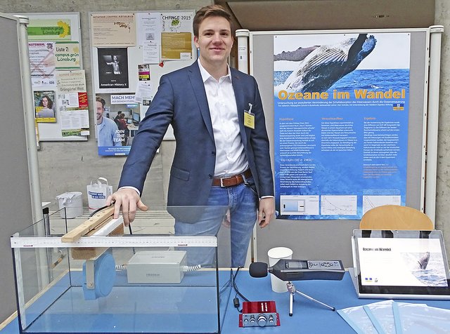 Für seine Forschung hatte Tim Vallentin, hier am Stand in Lüneburg, schon vor dem Wettbewerb Sponsoren gewonnen