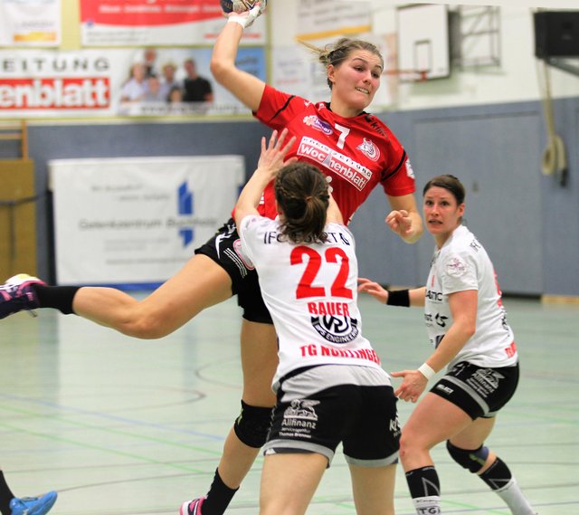 Marleen Kadenbach (am Ball) kam auf insgesamt sieben Treffer
