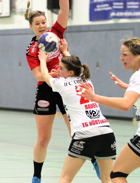 Laura Schultze (li.) verliert den Ball
