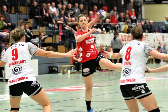 Laura Schultze kommt durch die Mitte zum Torerfolg