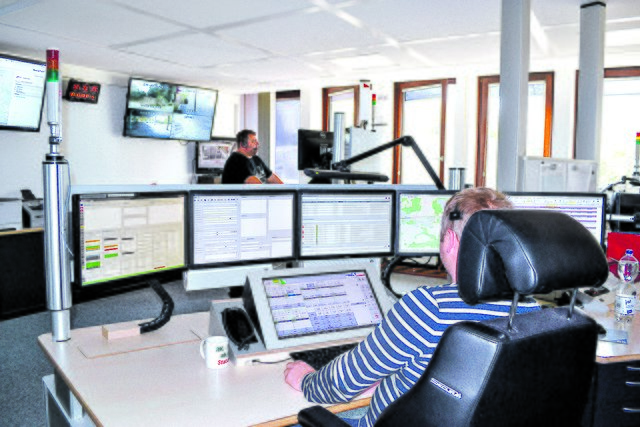 Von der Leitstelle werden die Retter über den digitalen Meldeempfänger über Einsatzart und -ort informiert. Laut Feuerwehrleuten gibt es nach wie vor Probleme mit der Programmierung