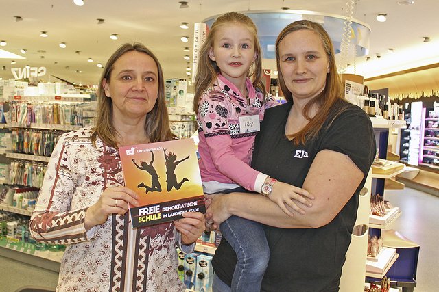 Sie initiierten die Aktion mit Lilo Wanders: Manuela Mahnke-Göhring (li.) und Ela Sundermeyer vom Verein "Lernräume" mit Tochter Lilly