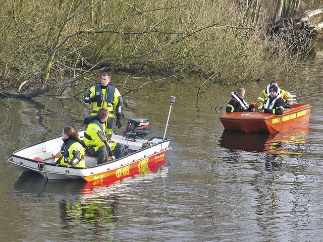 Einsatzkräfte suchten per Boot die Schwinge ab | Foto: Feuerwehr