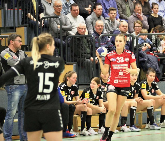Lisa Borutta (re.) setzt sich mit dem Ball auf Außen durch