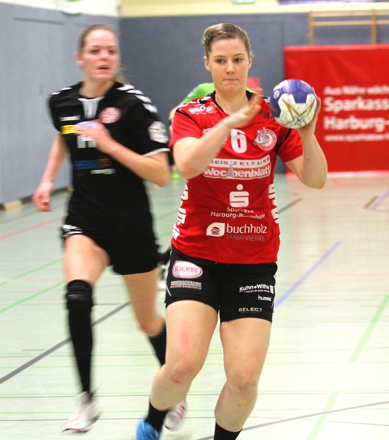 Laura Schultze (re.) hat sich mit Ball durchgesetzt