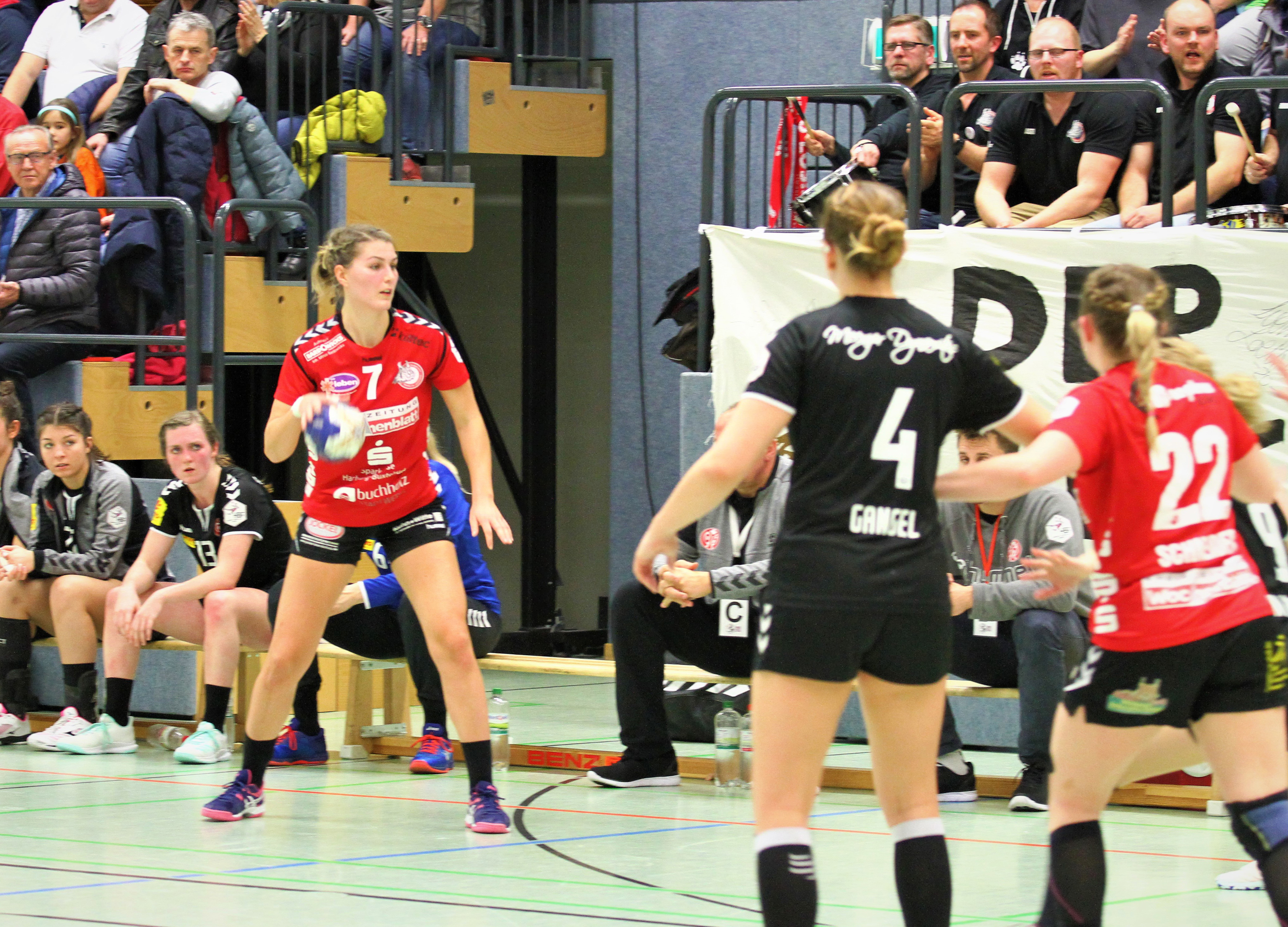 Marleen Kadenbach (li., mit insgesamt 4 Toren) von den "Luchsen" im Ballbesitz