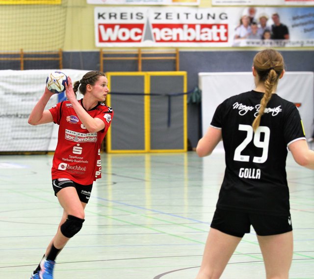 Kim Land (li.) im Ballbesitz