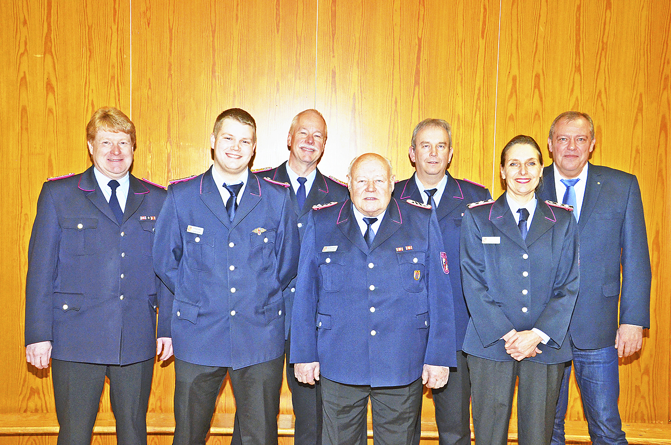 Auf der Versammlung (v. li.): Gemeindebrandmeister Jörn Petersen, Christoph Albers,
Vize-Abschnittsleiter Jonny Anders, Karl-Heinz Putensen, Ortsbrandmeister Martin Warncke,
Carmen Kreusel und Salzhausens Ordnungsamtsleiter Hermann Pott. Foto: Mathias Wille