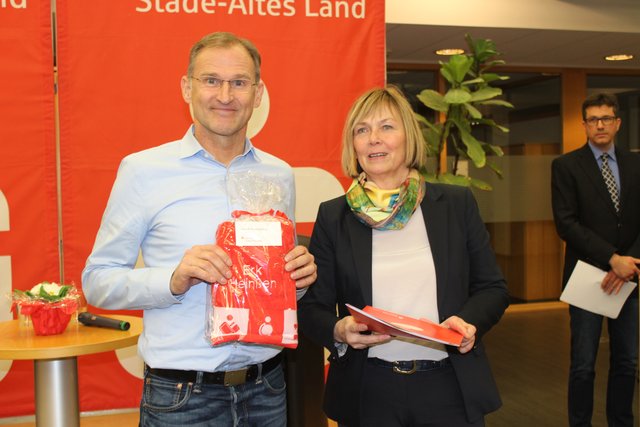 Bürgermeisterin Silvia Nieber mit dem geehrten Schwimmer Erk Heinßen