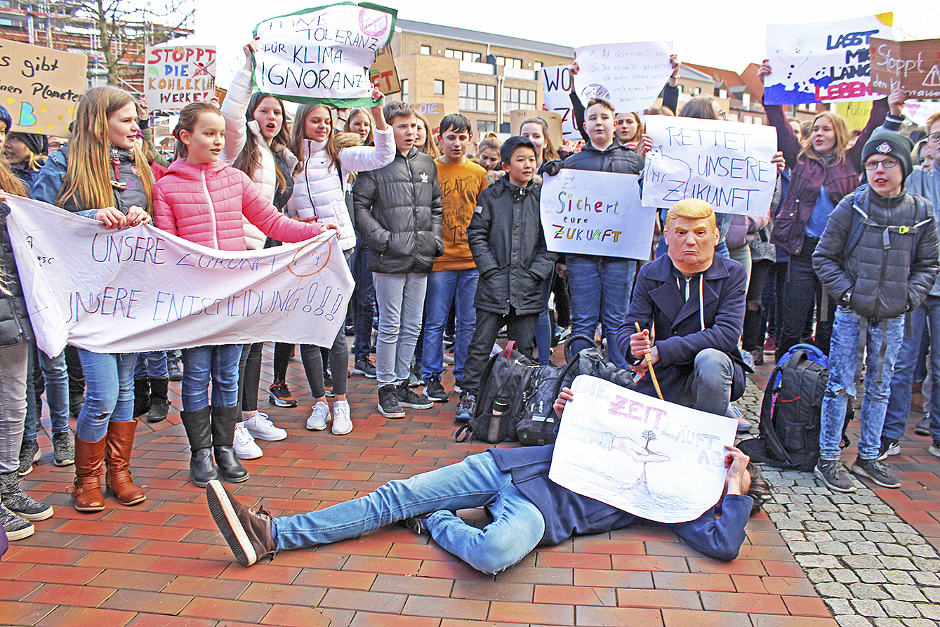 In einer kleinen Choreographie wurde die Rolle von "Klimakiller" Donald Trump thematisiert Fotos: mi