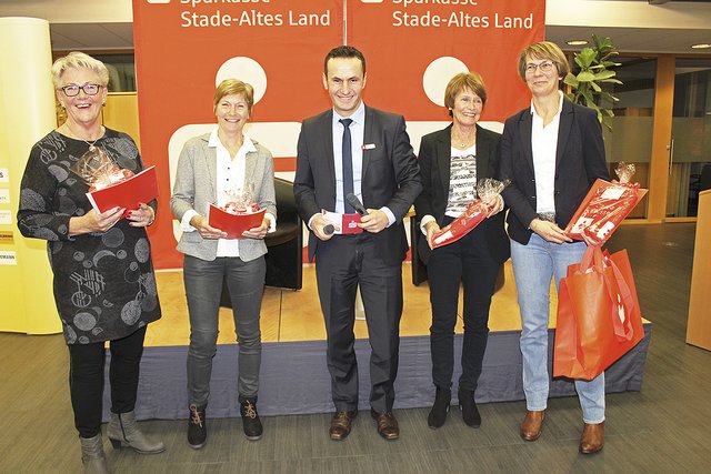 Die erfolgreichen Tennis-Damen vom TuSV Bützfleth Margrit Möller (v.li.), Helga Mußwessels, Brigitte Ibing und Claudia Reusser nehmen Moderator Nihat Sagir von der Sparkasse Stade-Altes Land in die Mitte