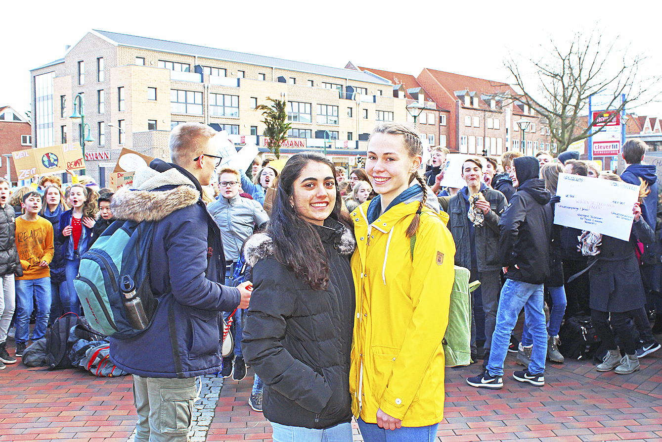 Zeigten sich zufrieden mit der Protestaktion: Schulsprecherin Veronika Schuler (l.) und Ann-Kathrin Lühr vom Schülerrat