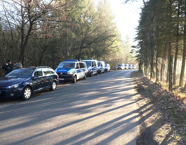 Der Einsatz begann spektakulär: Gut ein Dutzend Polizei-Fahrzeuge wartete nahe des Sportplatzes in Wörme auf den Zugriff