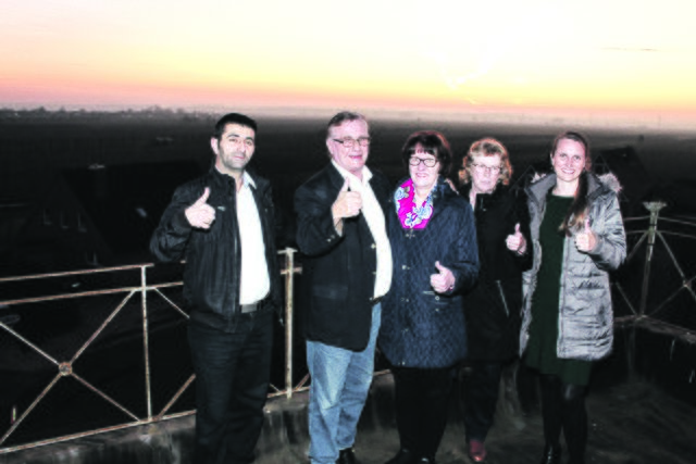 "Das muss ein Profi machen": Grünendeichs Bürgermeisterin Inge Massow-Oltermann (4.v.li.) mit dem Team von "Partiservice Hauschildt" (v.li.), Logistiker Ramazan Özdemir, Firmeninhaber Peter Hauschildt, Küchenchefin Evi Hauschildt und Eventmanagerin Nicole Wehmeyer