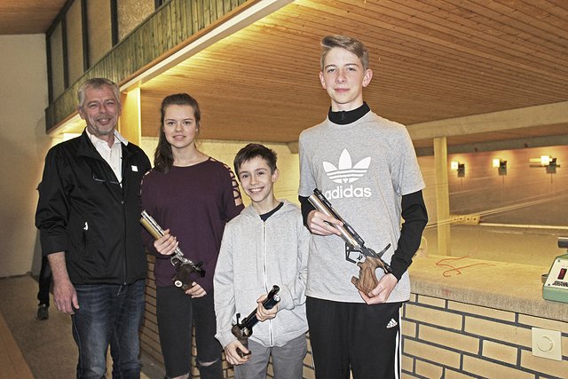 Jugendtrainer Christian Leue mit seinen besten
Jugendlichen (v. li.): Lara und Jasper Tiedemann sowie Lasse Leue