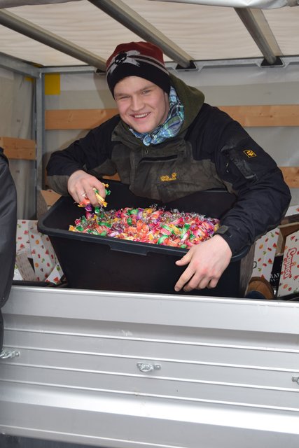 Er war für den Nachschub zuständig: Simon versorgte die Wagen mit Bonbons