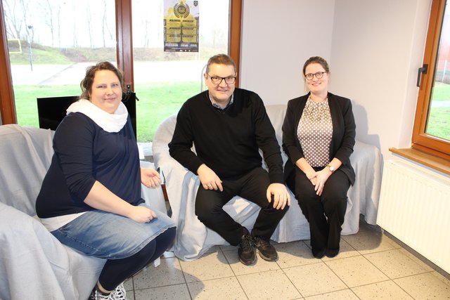 Freuen sich über das renovierte Jugendblockhaus (v.li.): Jugendpflegerin Jessica Wudke, Samtgemeinde-Bürgermeister Holger Falcke und Verwaltungsfachangestellte Marian Burfeind