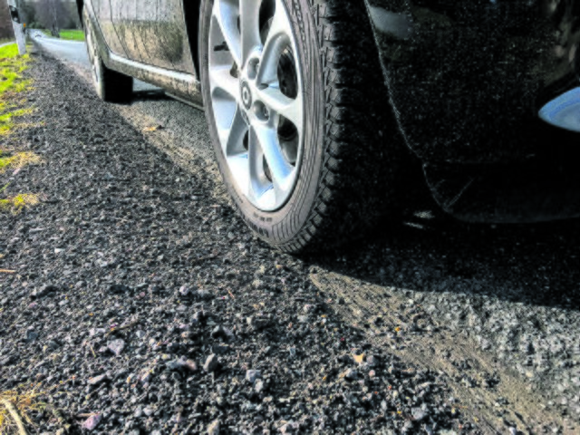 Die Reindorfer Straße auf Jesteburger Seite: Zwischen der Straße und dem Rand klafft eine große Lücke. Für Autofahrer besteht akute Gefahr