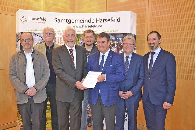 Lindemann-Geschäftsführer Peter Witt (3.v.l.) und Rainer Schlichtmann (3.v.r.) freuen sich über den Vertrag zusammen mit Planern, Architekten und der Schulleitung Foto: sc