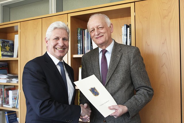 Landrat Rainer Rempe (li.) verabschiedete jetzt Friedrich Goldschmidt in den Ruhestand