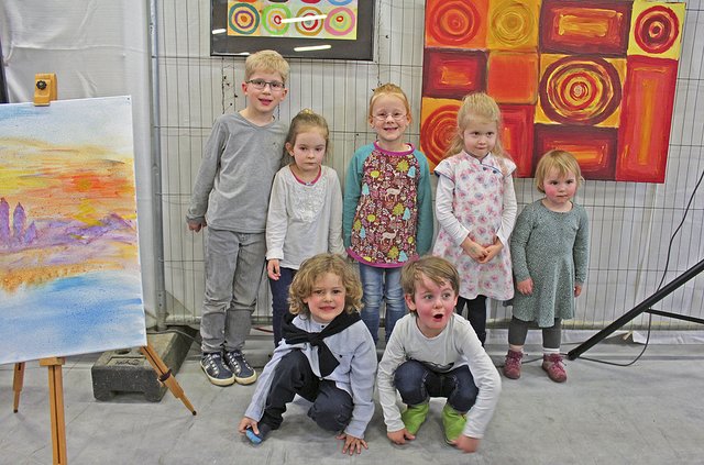 Die kleinen Künstler präsentieren auf der Vernissage ihre Kunstwerke