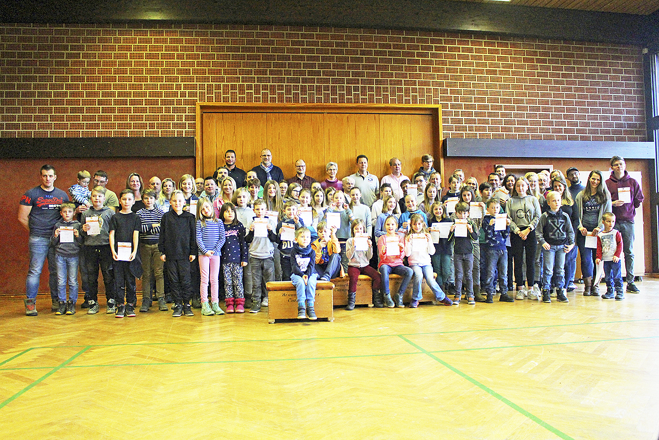 Bei der Feierstunde im Dorfgemeinschaftshaus: die vom Sport-Club Vierhöfen mit dem Abzeichen belohnten Teilnehmer Foto: SC Vierhöfen