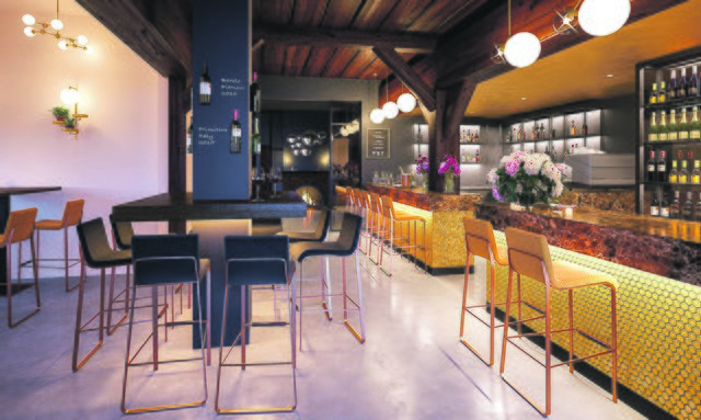 Ein besonderer Hingucker ist die goldene Bar. Dort sollen regelmäßig DJs und Musiker für Atmosphäre sorgen