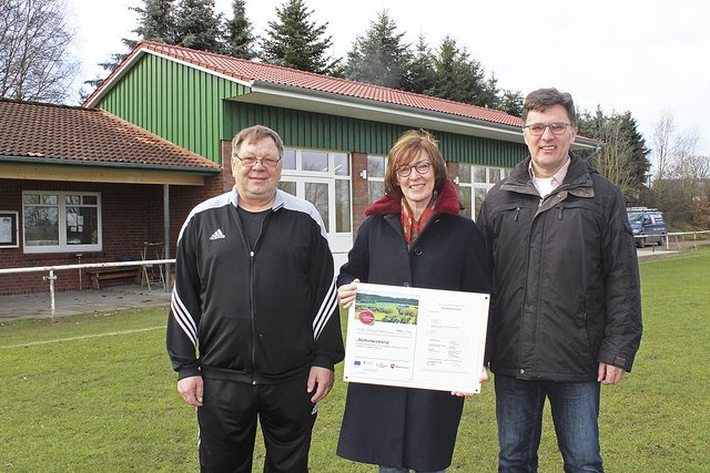 Freuen sich über das neue Dorfgemeinschaftshaus: Heinz Stüben (v. li.), Vorsitzender des SC Schwinge, Liane Knabbe von der Samtgemeinde und Ernst-Wilhelm Cordes von der Dorfentwicklungsgruppe Foto: lt