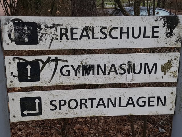 Hinweise am Schulzentrum Buenser Weg - die Realschule gibt es bereits seit einigen Jahren nicht mehr