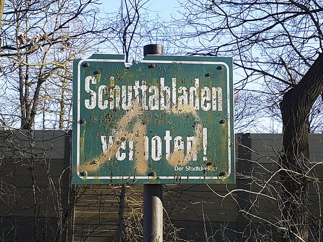 Dieses Schild wurde lange nicht saubergemacht oder erneuert: Den Stadtdirektor gibt es seit 2001 nicht mehr